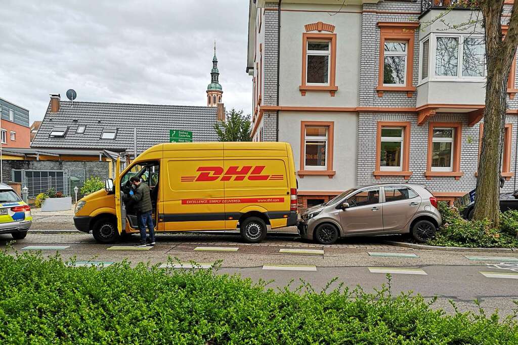 Dieb Klaut Paketboten Seinen Transporter Und Baut Damit Einen Unfall ...