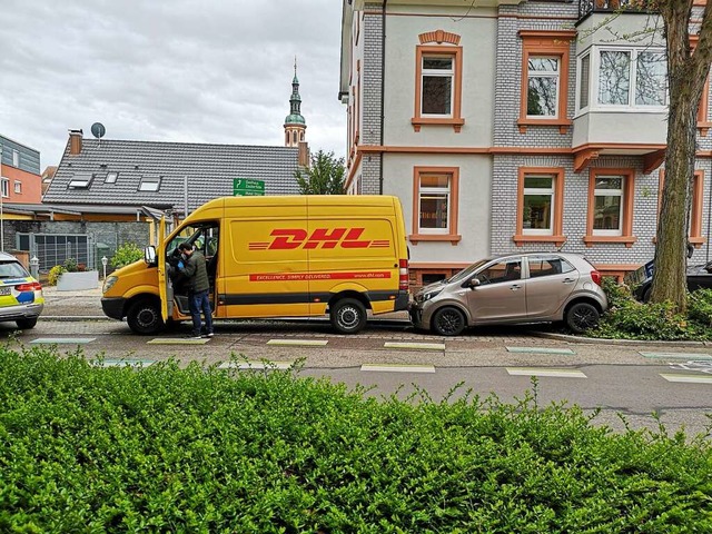 Fehler beim Rckwrtsfahren. Heftig ha...n Transporters den Kleinwagen gerammt.  | Foto: Ralf Burgmaier