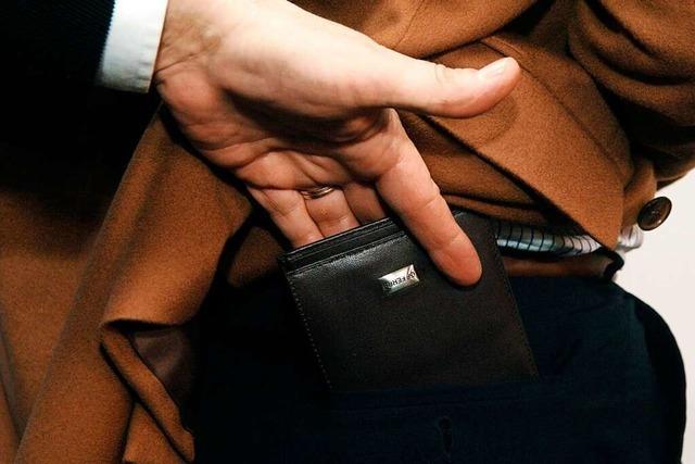 Taschendieb rempelt Mann an und stiehlt ihm den Geldbeutel