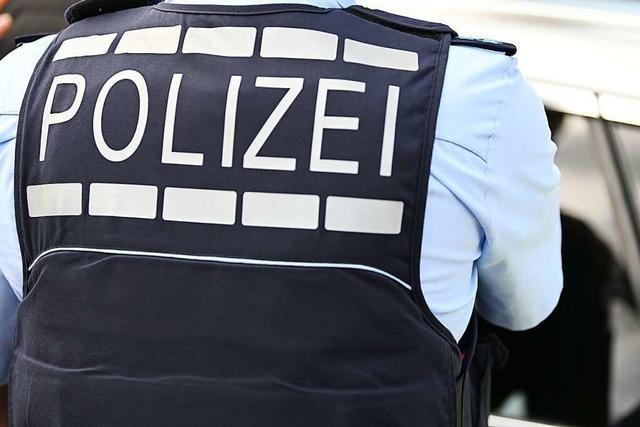 Betrunkener bedroht Menschen in der Lrracher Innenstadt mit einer Flasche