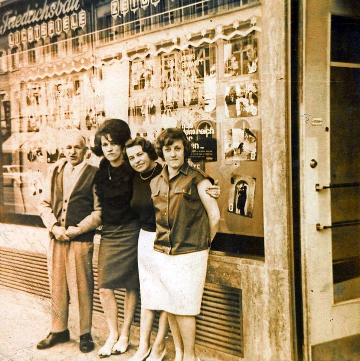 1963 machte Gabriele Brgel (Zweite vo...elte ins Team vom Friedrichsbau-Kino.   | Foto: Privat