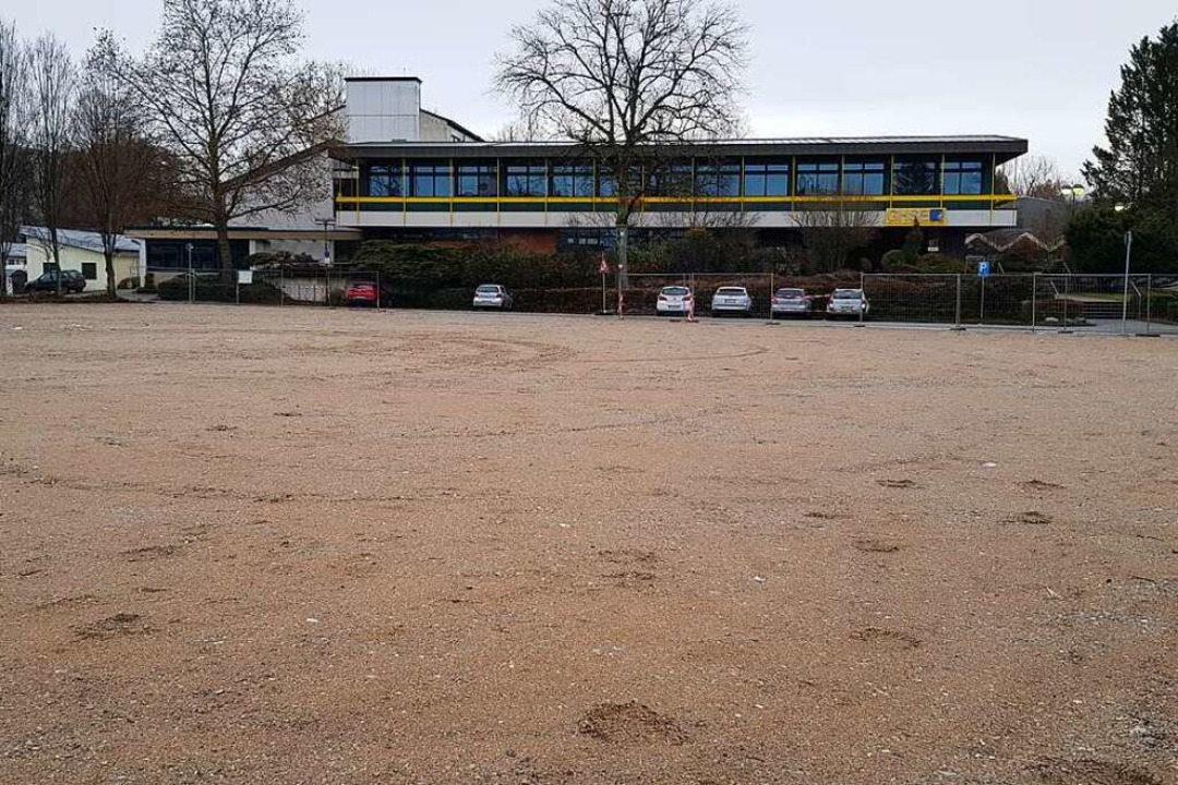 Das noch als Parkplatz genutzte Gelnd...schulzentrum und das Goethe-Gymnasium?  | Foto: Gerhard Walser