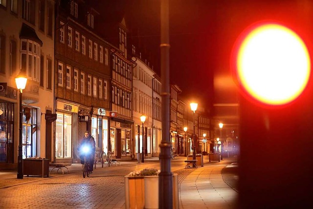 Die Ausgangsbeschrnkung in der Nacht entfllt.  | Foto: Matthias Bein (dpa)