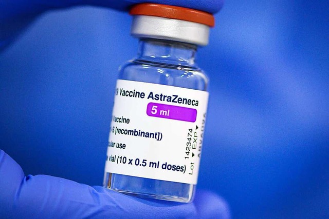 Der Impfstoff von Astrazeneca ist zum ...ngere schneller an die Impfung kommen.  | Foto: Robert Michael (dpa)