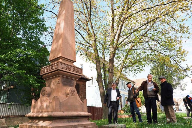 Das Kriegerdenkmal in Kenzingen wird s... Weber und Eberhard Kimmi (von links).  | Foto: Michael Haberer