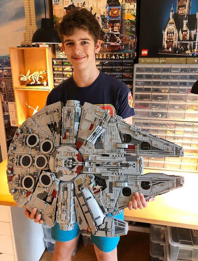 Noah Erhardt mit dem Modell des Millennium Falcon   | Foto: privat