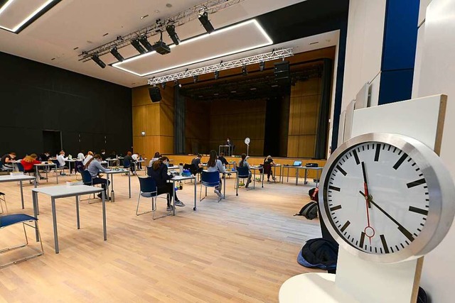 In der Aula des Freiburger St. Ursula-Gymnasiums wird Abitur geschrieben.  | Foto: Ingo Schneider