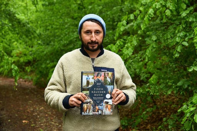 Michael Wickert mit seinem Buch   | Foto: Benedikt Sommer