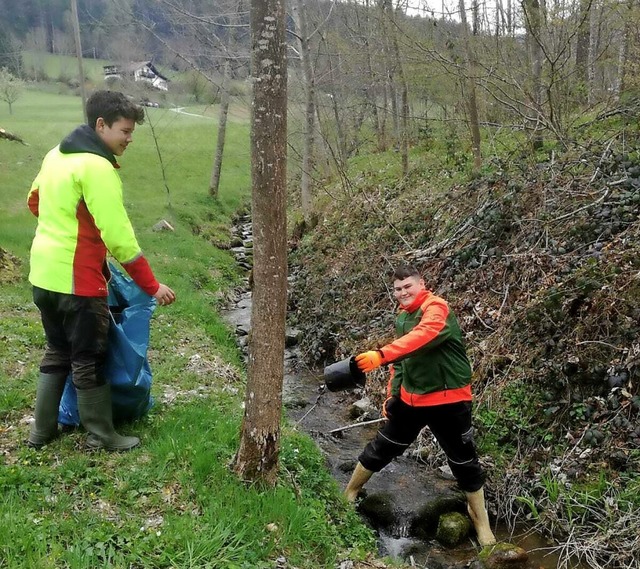 Die Siensbacher Jungangler Valentin und Marc bei der Arbeit.  | Foto: Angelverein Siensbach