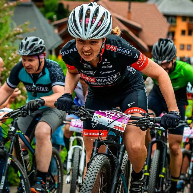 Typische Ultra-Bike-Szene: Fahrer und ...mpfen auf der Strecke um jede Sekunde.  | Foto: Gerhard Lck