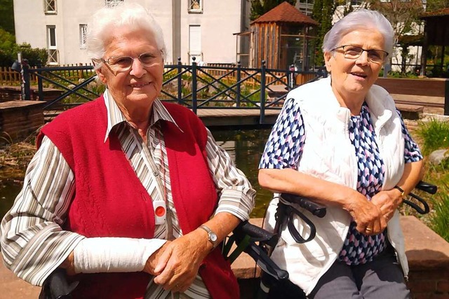 Irmgard Hehr und Rosmarie Scholer (rec...&quot;Langweilig wird uns nicht.&quot;  | Foto: Johannes Klbel