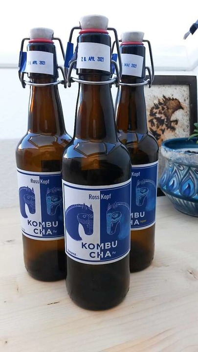 So sehen die Flaschen von Christo Prenzels Rosskopf-Kombucha aus.  | Foto: Christian Prenzel
