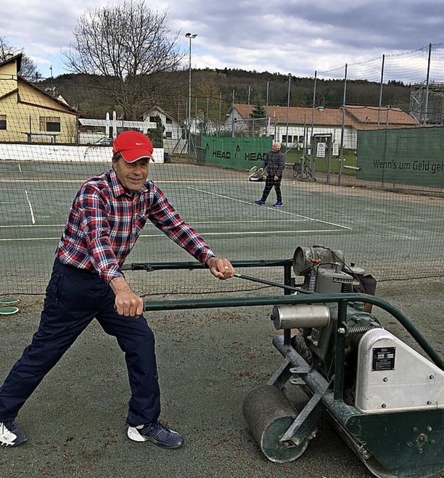 <BZ-FotoAnlauf>TC Wollbach:</BZ-FotoAn...atzwart Werner Rathberger an der Walze  | Foto: Privat