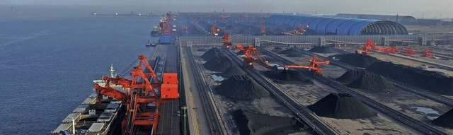 Ein Schiff wird am Kohleanleger des Ha...rdchinesischen Provinz Hebei entladen.  | Foto: Yang Shiyao (dpa)