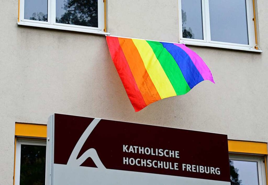 Die Katholische Hochschule Freiburg Hangt Die Regenbogenflagge Raus Herdern Badische Zeitung