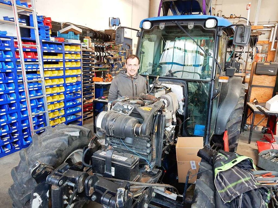Simon Thoma bringt  in seiner Werkstat...ßten Traktoren wieder auf Vordermann.   | Foto: Kurt Meier