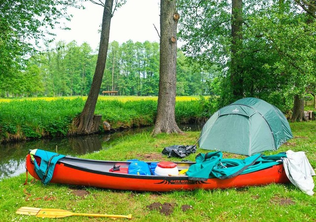 Kanuwandern macht Freude &#8211;  unte...ffiziellen Campingpltzen aufschlagen.  | Foto: Patrick Pleul (dpa)