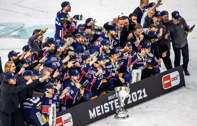 Meisterfoto: Die Eisbren Berlin gewin...hten Mal die Meisterschaft in der DEL.  | Foto: Andreas Gora (dpa)