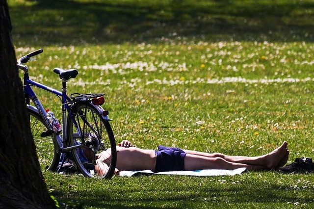 Am Sonntag wird es richtig warm!  | Foto: Christoph Schmidt (dpa)