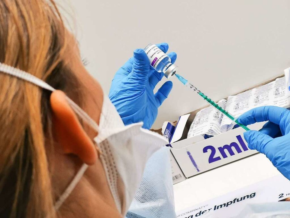 Eine Mitarbeiterin zieht eine Astrazeneca-Spritze auf.  | Foto: Patrik Mller