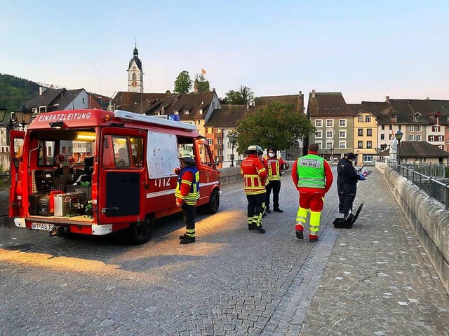 Die Rettungskrfte hatten am frhen Sa...nn war von der Rheinbrcke gesprungen.  | Foto: Feuerwehr Laufenburg