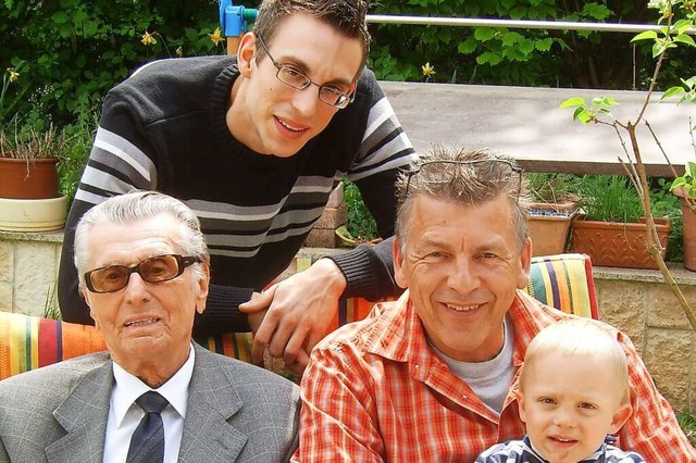 Vier Generationen auf einem Bild: Herm...ck, Enkel Manuel  und Urenkel Philipp.  | Foto: privat