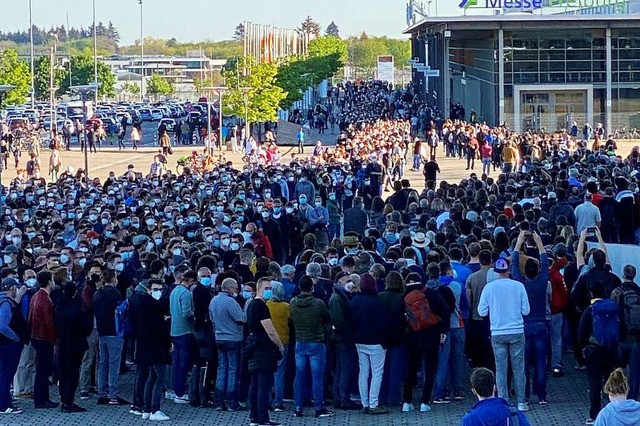 2500 bis 3000 Menschen kamen am Sonnta...um einen Astra-Impftermin zu bekommen.  | Foto: Thomas Holtz