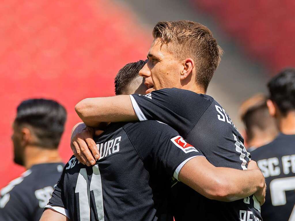 Gegen Kln setzt sich der SC Freiburg mit 4:1 durch.