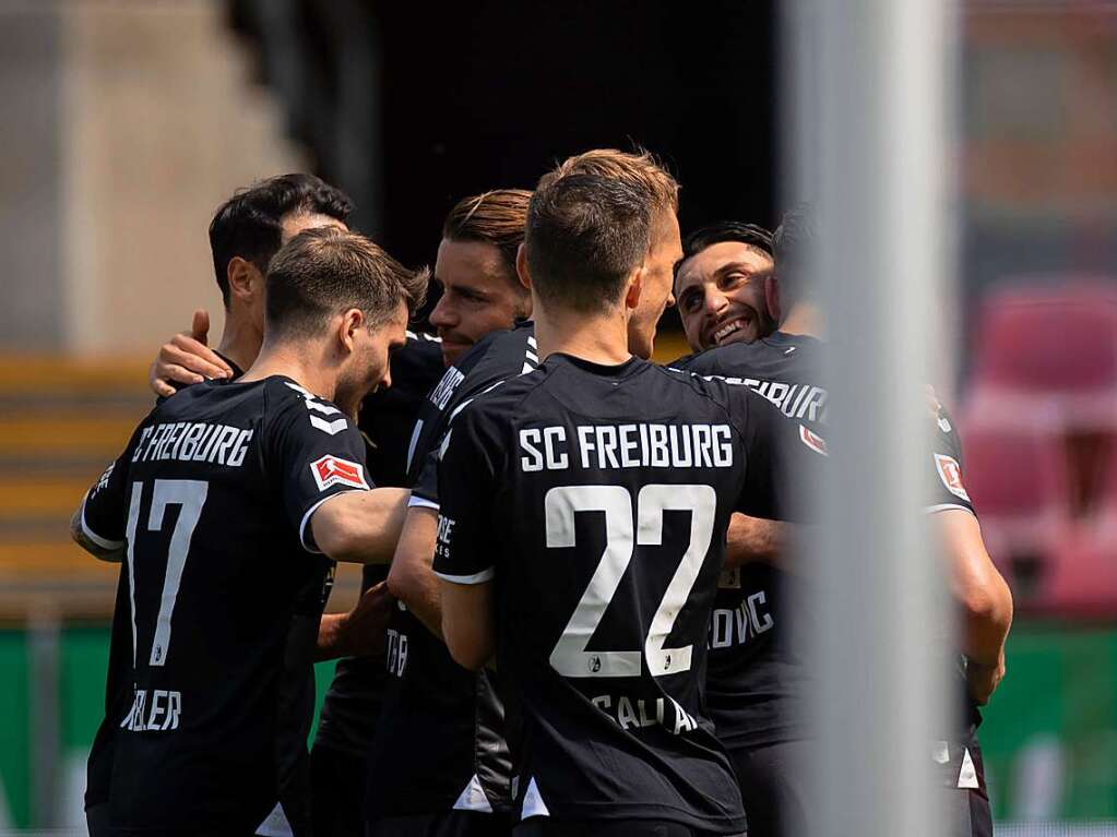 Gegen Kln setzt sich der SC Freiburg mit 4:1 durch.