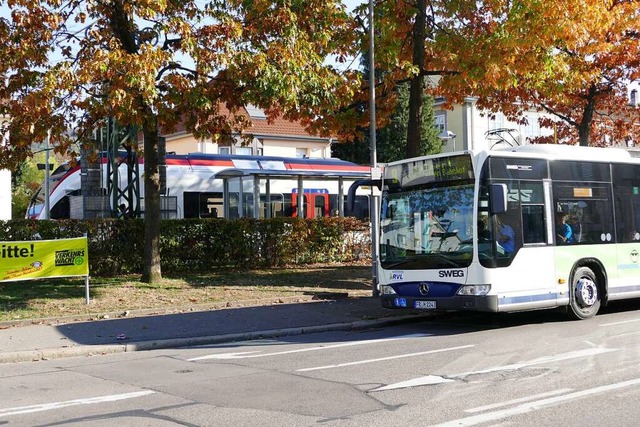 Die Verknpfung von Bus und Zug an der...s ffentlichen Nahverkehrs in Lrrach.  | Foto: Peter Gerigk