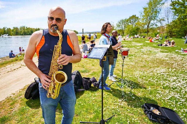 Musiker spielen am  Rheinufer lateinamerikanische Musik.  | Foto: Frank Rumpenhorst (dpa)