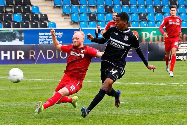 Der Bahlinger Fabian Schmid (links) ka...er Yobel Kelati nicht mehr verhindern.  | Foto: Peter Hartenfelser via www.imago-images.de