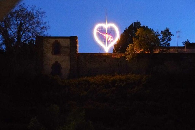 Am Kapuzinergarten in Breisach erstrah...30 Uhr diese  groe Lichtinstallation.  | Foto: Dirk Sattelberger