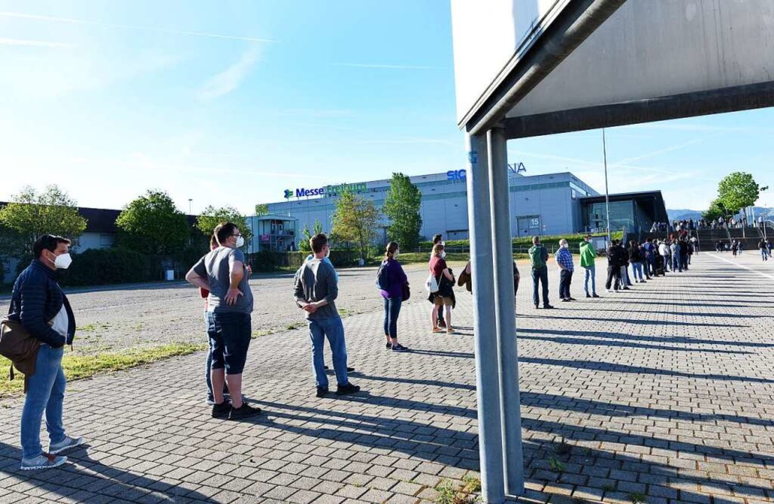 Wer wie diese Interessenten am Sonntag...e ohne Impftermin wieder nach Hause.    | Foto: Rita Eggstein