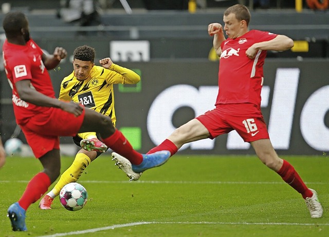 Jadon Sancho (hinten) bei seinem Schuss zum 2:0   | Foto: LEON KUEGELER (AFP)