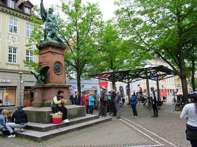 Das Kriegerdenkmal in der Innenstadt w...onen einer &#8222;Friedenstour&#8220;.  | Foto: Susanne Haupt-Kerkovius