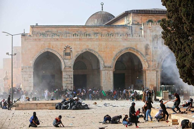 Palstinenser stoen mit israelischen ...Aksa-Moschee in der Altstadt zusammen.  | Foto: Mahmoud Illean (dpa)