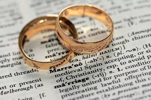 Wann ist ein Ehevertrag sinnvoll? Dies...m BZ-Talk mit Redakteurin Gina Kutkat.  | Foto: Sandy Millar (unsplash.com)