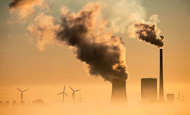 Das Kohlekraftwerk Mehrum in Niedersachsen und Windrder produzieren Strom.  | Foto: Julian Stratenschulte (dpa)