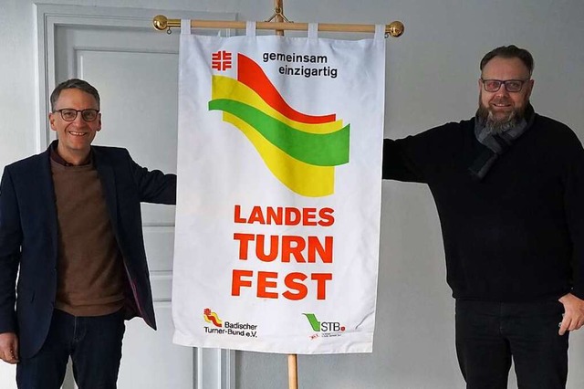 Oberbrgermeister Markus Ibert und Br...om mit der Flagge des Landesturnfestes  | Foto: Stadt Lahr