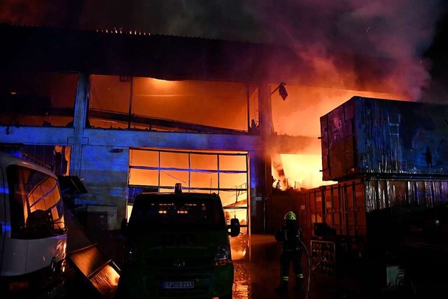 Das Fahrzeugbauunternehmen FTN neben d...rger Industriegebiet stand in Flammen.  | Foto: Volker Mnch