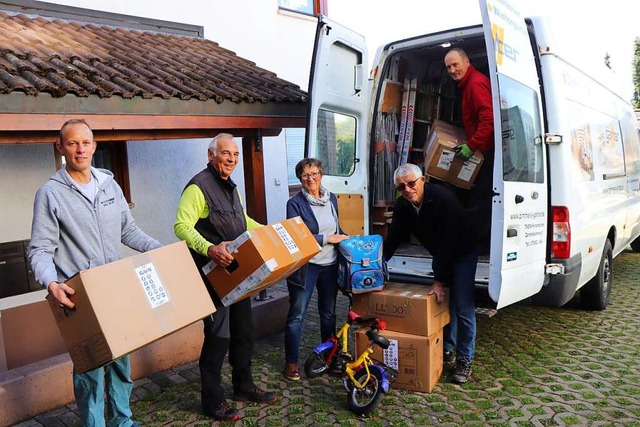 182 Pakete mit Hilfsgter sowie Kinder...nger, Manfred Lang und Rainer Steiert.  | Foto: Dieter Maurer
