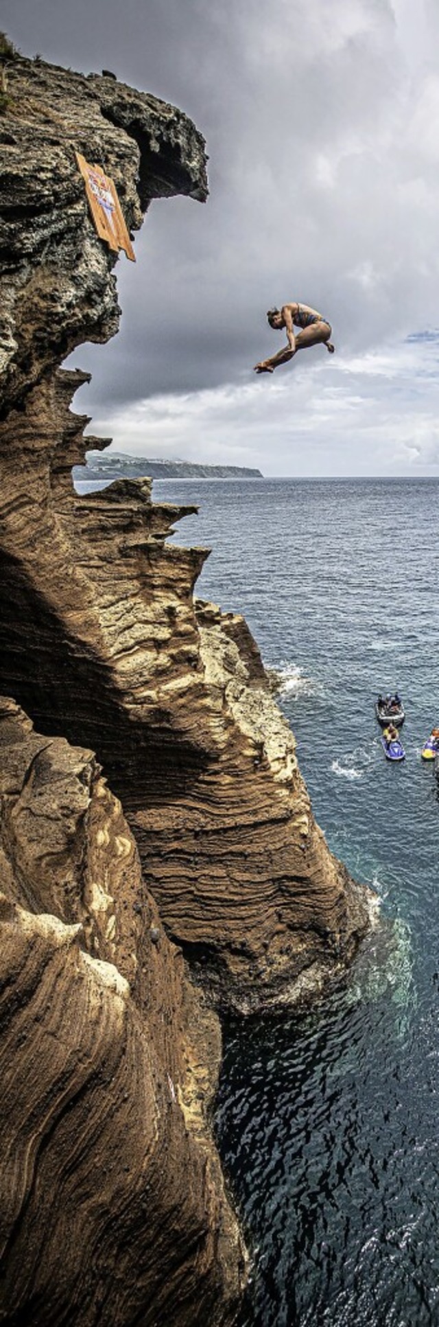 &#8222;Man muss immer seine Angst ber...11; hier bei einem Sprung in Portugal.  | Foto: Romina Amato (dpa)