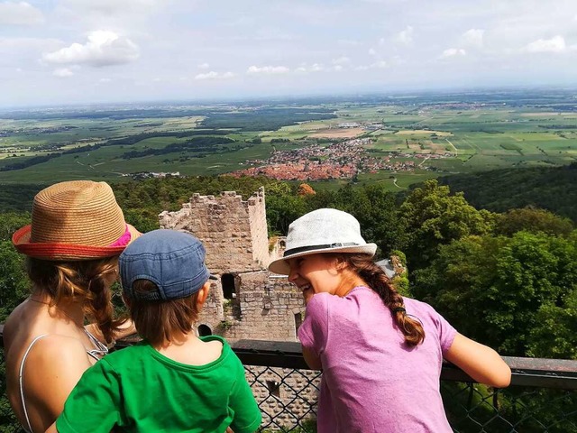 Geschafft: Lohnender Ausblick vom Turm der Burg Bernstein nach steilem Aufstieg   | Foto: Silke Kohlmann