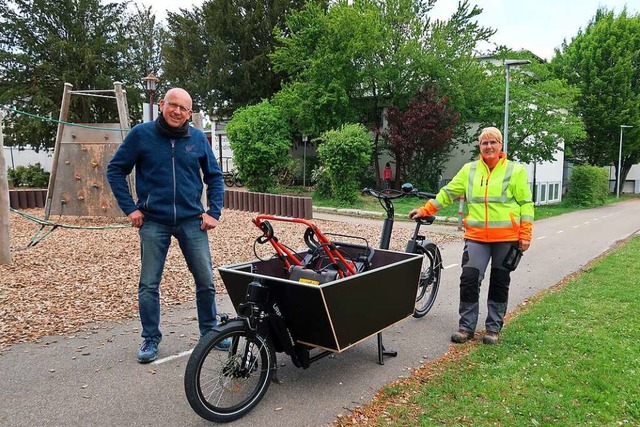 Genug Platz fr einen Rasenmher: Geme...er Thomas Vierlinger am Lasten-E-Bike   | Foto: Christine Weirich