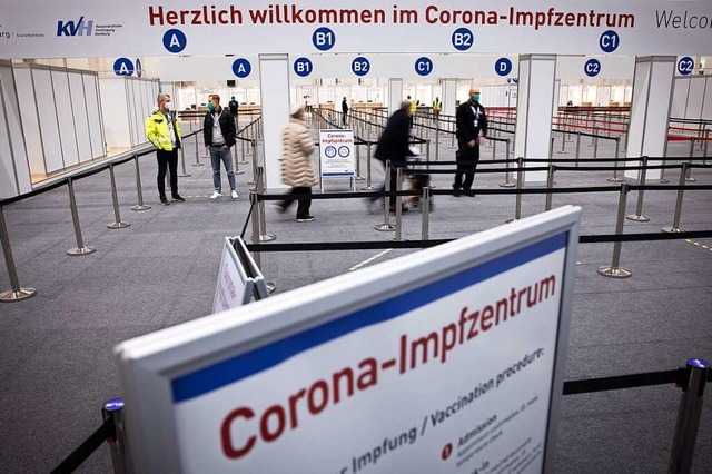Im Corona-Impfzentrum Hamburg meldeten...rdrngler in einer Woche (Archivbild).  | Foto: Christian Charisius (dpa)