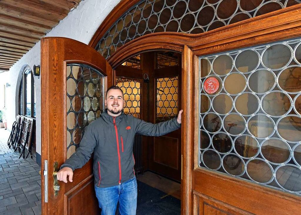 Amadeus Kura bernimmt &#8222;Englers ...gle&#8220; in der Freiburger Altstadt.  | Foto: Michael Bamberger