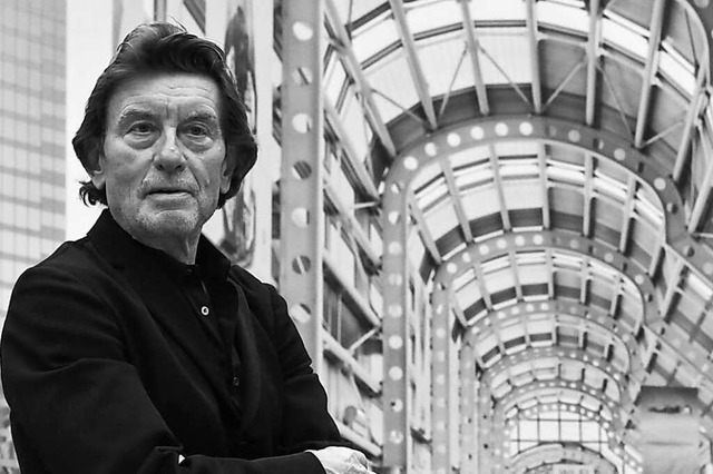Architekt Helmut Jahn steht im Neuen M...otos seiner Werke aus der ganzen Welt.  | Foto: Sven Grundmann (dpa)