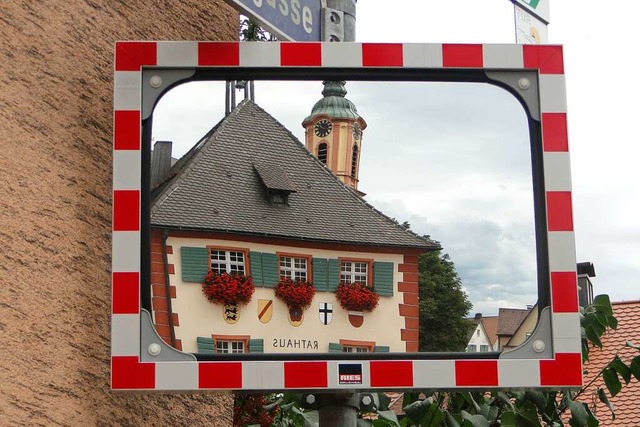 Per Spiegel ein Blick zurck in die Geschichte Merdingens   | Foto: Ines Sle