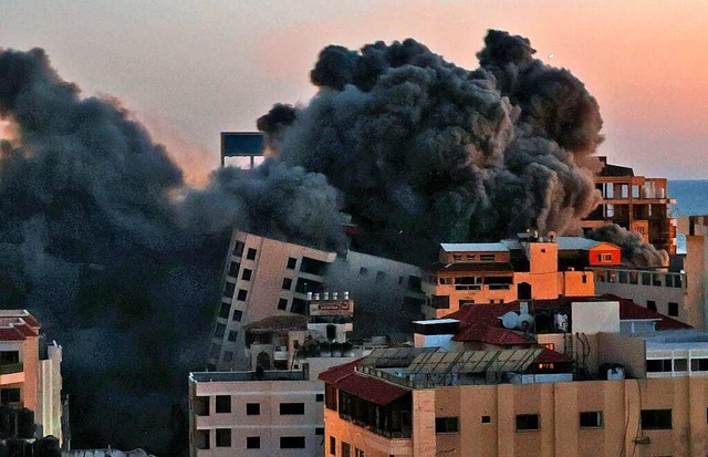 <Anlauf>Rauchwolken</Anlauf><Text> be... Luftwaffe bombardiert wurde.  </Text>  | Foto: MOHAMMED ABED (AFP)